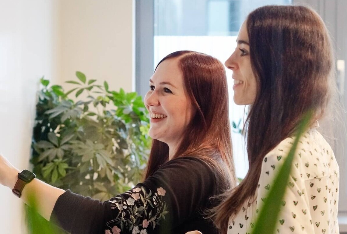 digitalagentur-zusammenarbeit Zwei Mitarbeiterinnen einer Digitalagentur beim Austausch