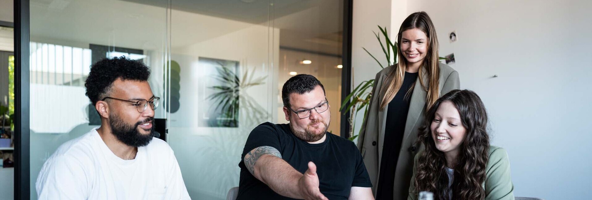 Projekt-Squad bespricht sich zu SEO-Audit und schaut auf Laptop