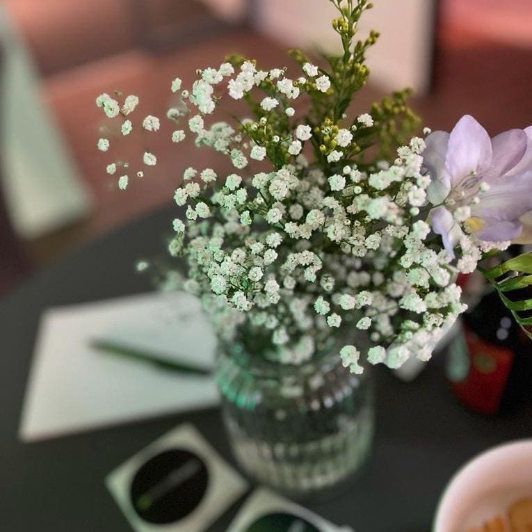 Tischdekoration mit Blumen bei SEO&friends