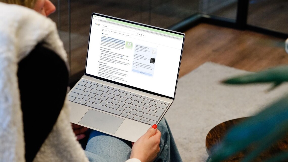 mindshape Magazin: AI Overviews Google SERP mit AI Overviews auf einem Laptop