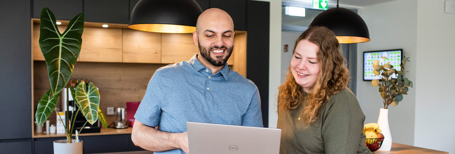 Stellenausschreibung Junior Online Redakteur (m/w/d) Junior Online Redakteur (m/w/d): Mehrere Personen sitzen während eines Meetings an einem Tisch.