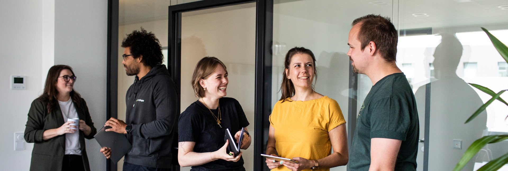 Karriere bei mindshape: Zwei Teams führen Gespräche im Konferenzraum.