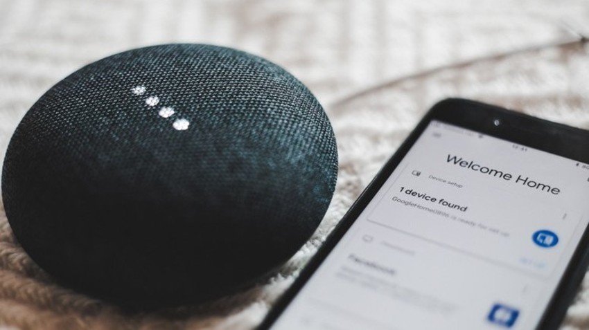 Google Home mit einem Smartphone