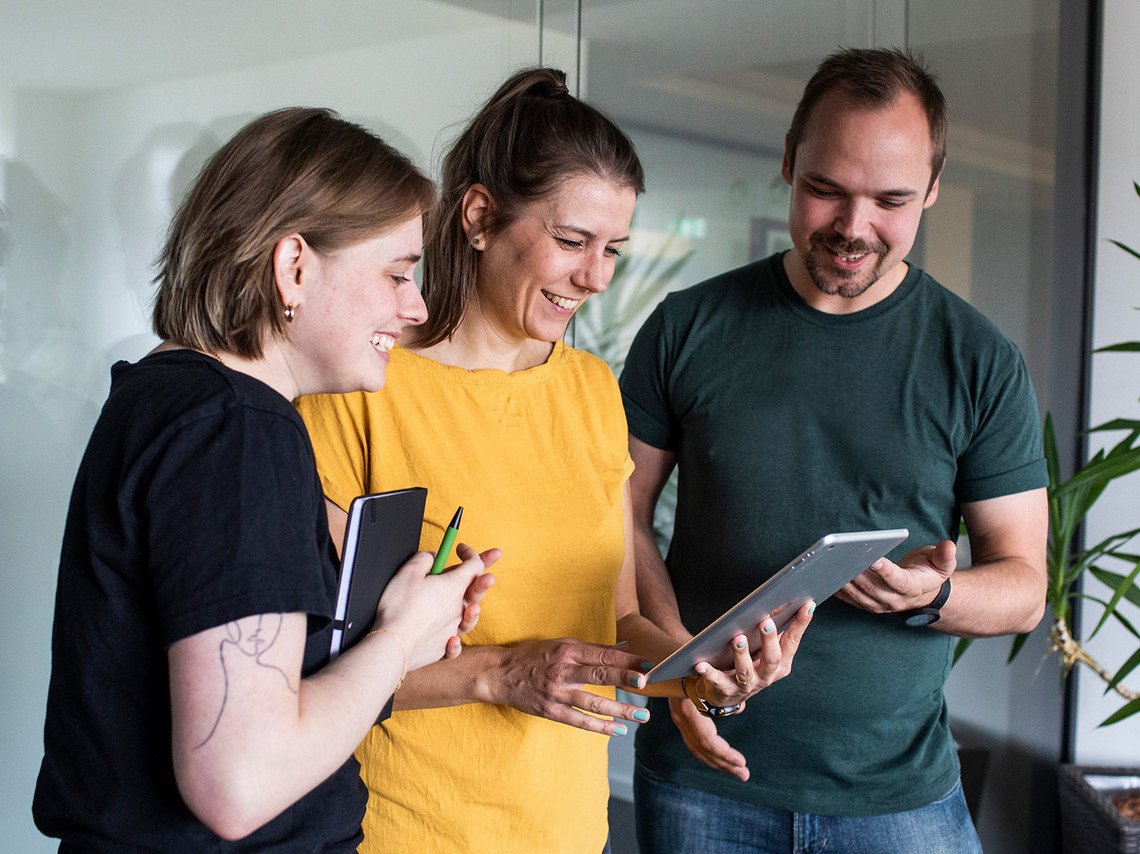 SEO-Team schaut auf ein Tablet