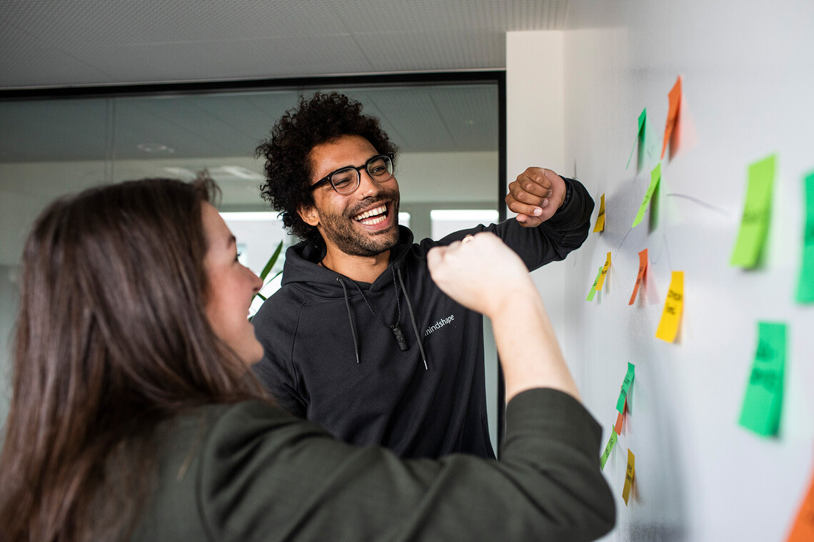 mindshape Benefits: effektives Brainstorming im Team Content Marketing Agentur: zwei Teammitglieder von mindshape bespreche Maßnahmen mithilfe von Post-its
