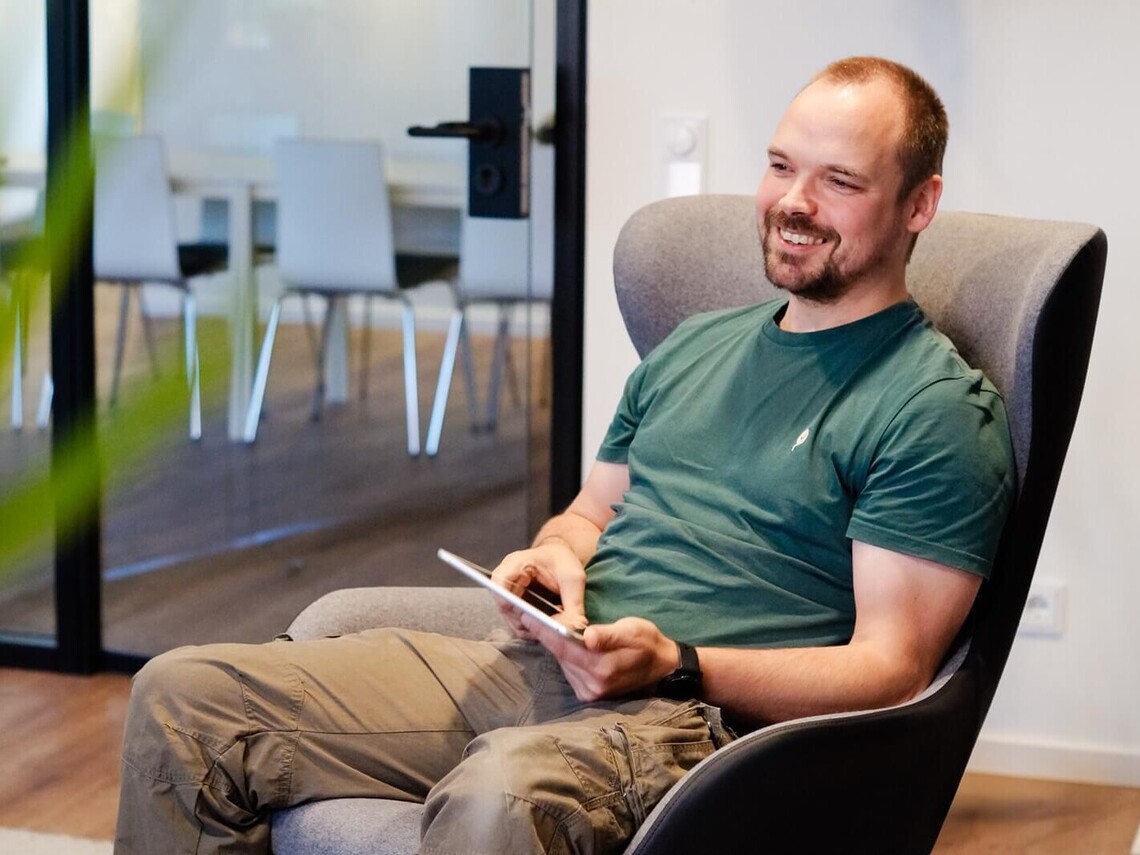 SEO-Beratung in Köln SEO-Beratung in Köln: SEO-Consultant sitzt im Sessel