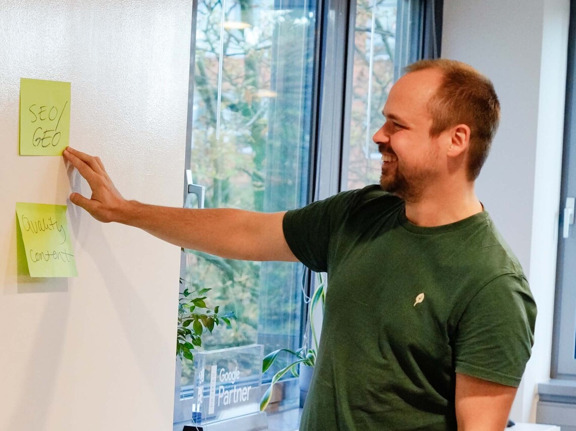GEO statt SEO: Neue Entwicklungen in der Suchmaschinenoptimierung Mitarbeiter von mindshape steht am Whiteboard und zeigt auf GEO/SEO-Papier