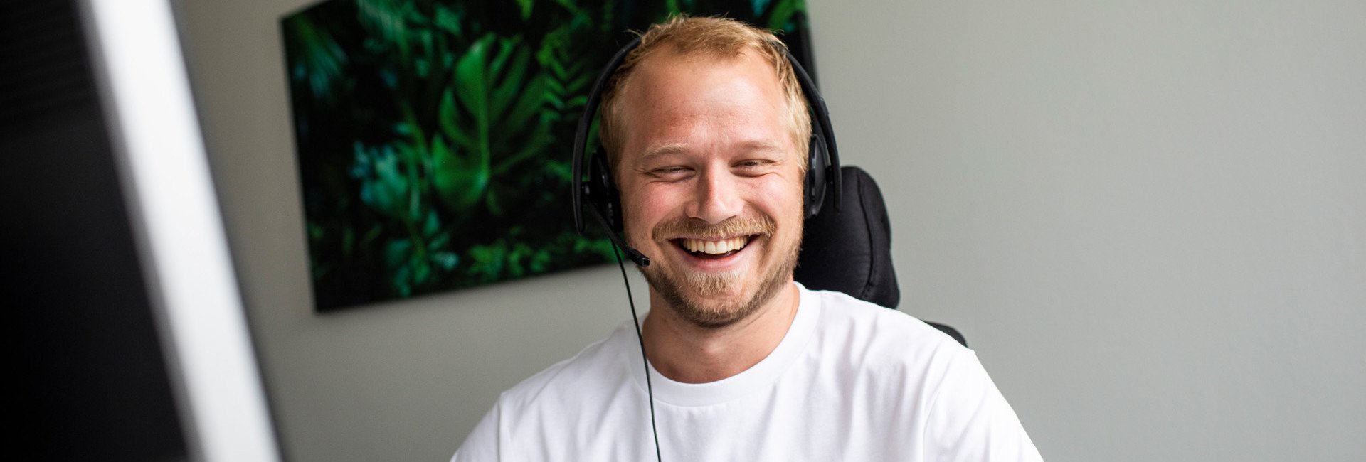 TYPO3-Agentur: Person mit Headset lächelt in die Kamera.