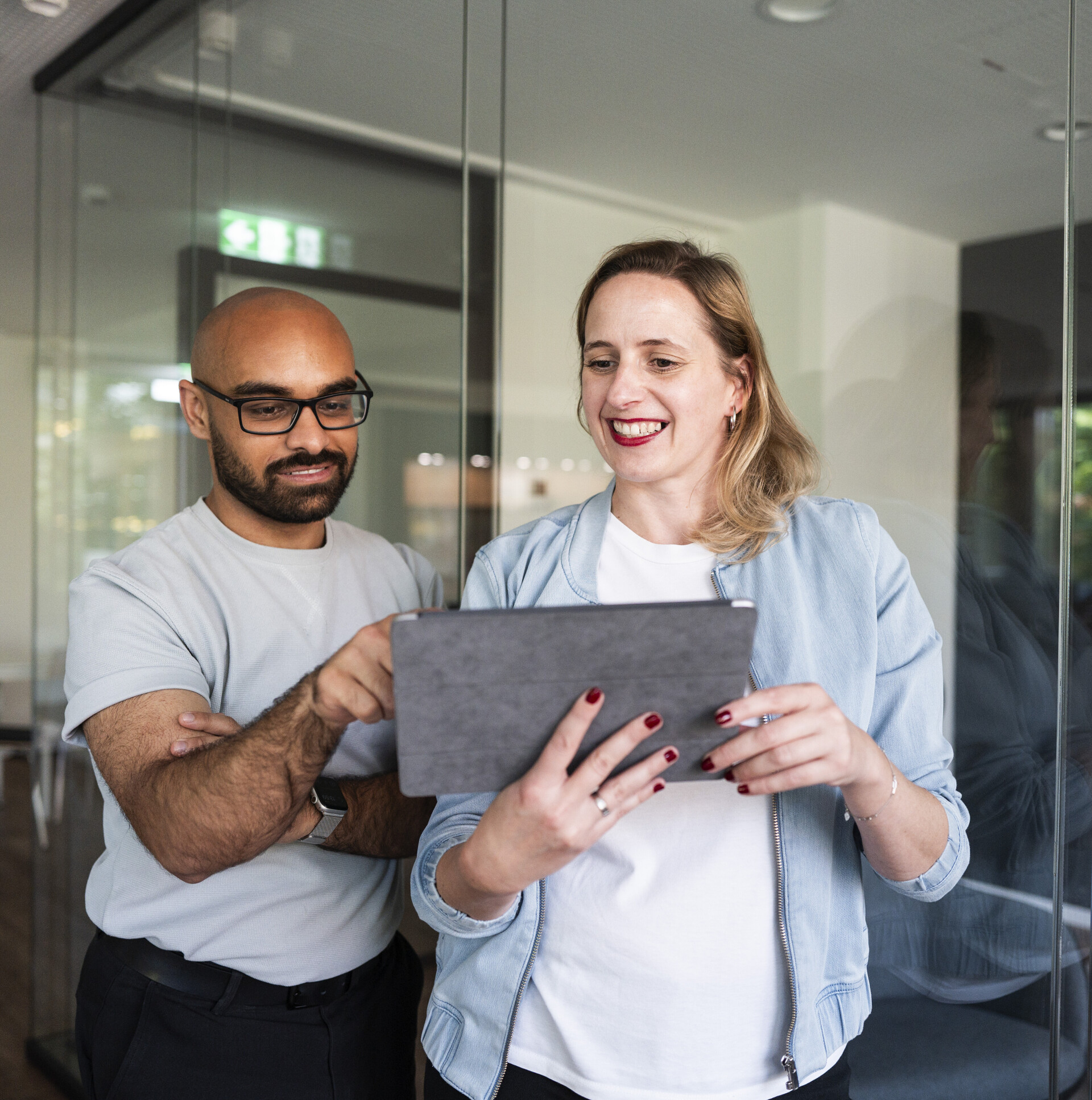 mindshape Mitarbeitende beraten sich