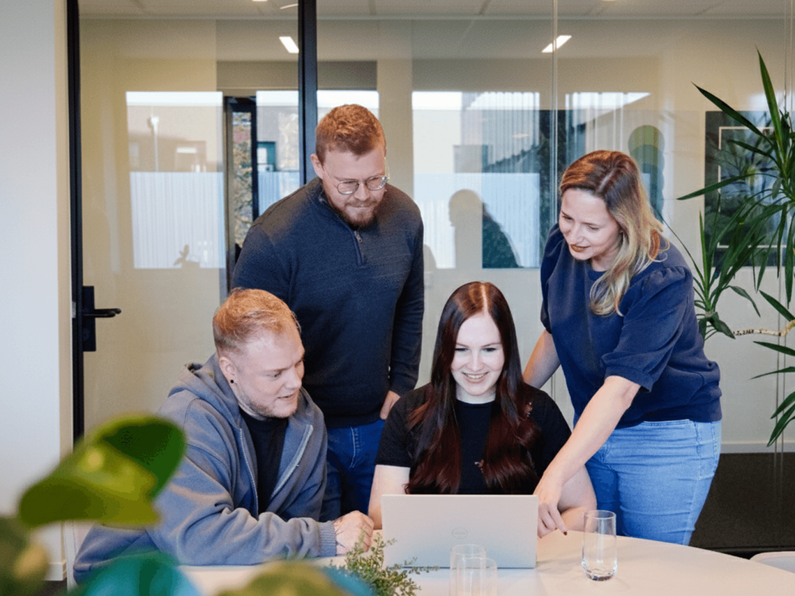 header-mindshape-startseite.jpg Case Studies von mindshape: Projekt-Squad sitzt an Konferenztisch