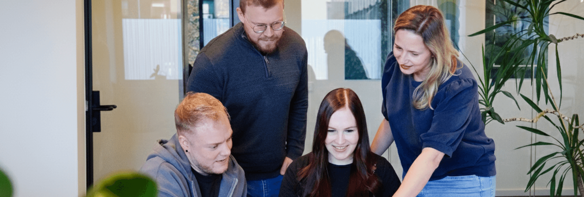 header-mindshape-startseite.jpg mindshape: fünf Teammitglieder schauen auf einen Laptop