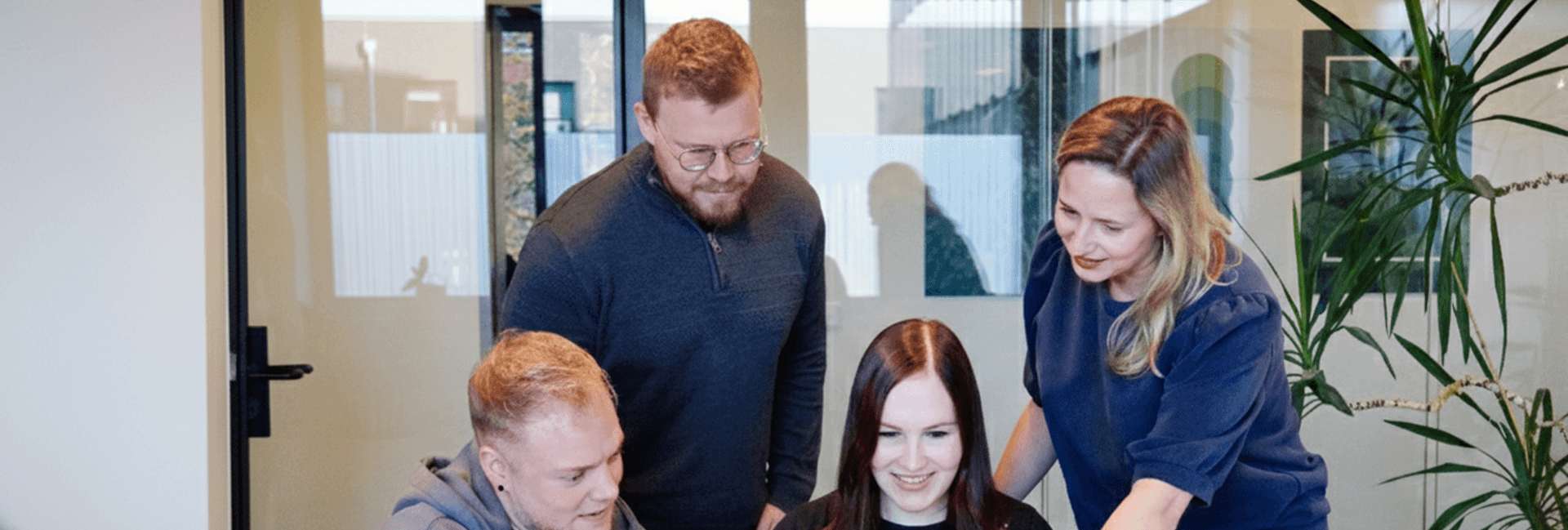 header-mindshape-startseite.jpg Case Studies von mindshape: Projekt-Squad sitzt an einem Konferenztisch