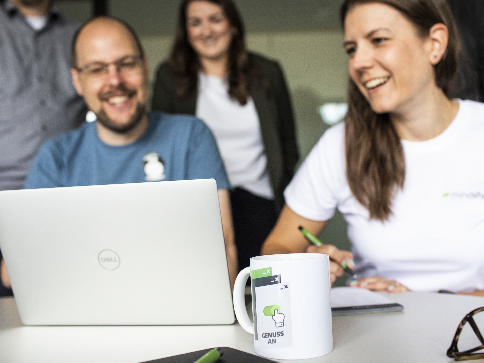 mindshape-Benefits: Teamarbeit wird bei uns großgeschrieben. mindshape-Benefits: Eine Gruppe befindet sich im Meeting im Konferenz-Raum.