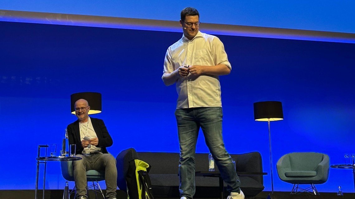 Sebastian Erlhofer als Speaker auf einer Bühne