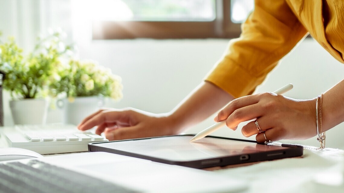 digitalagentur-konzeption Eine Person bearbeitet etwas auf einem Tablet