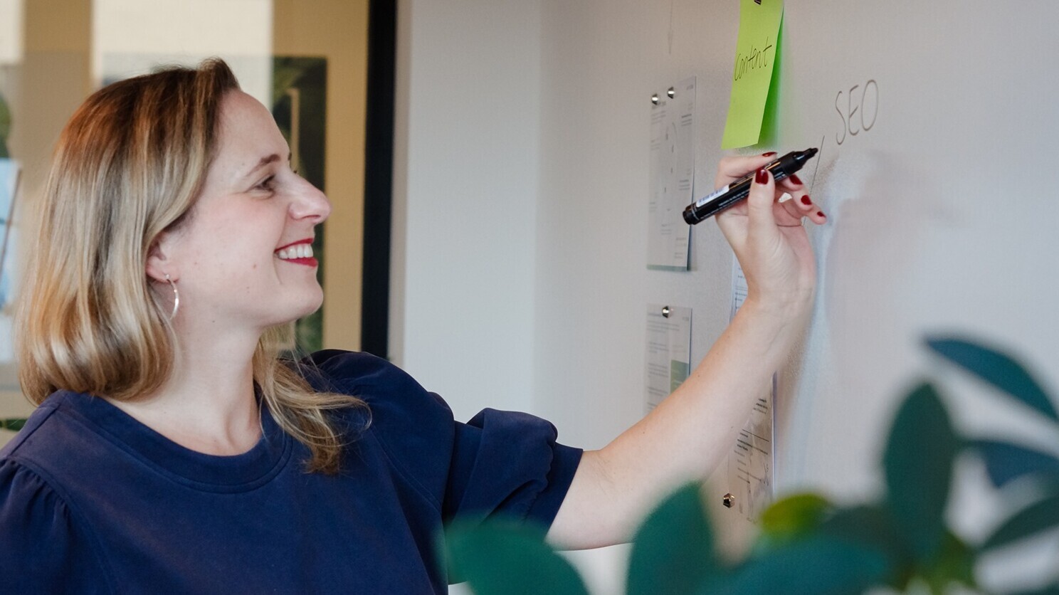 mindshape als Ihre Digitalagentur: 5 Gründe, die für uns sprechen Tanja von mindshape schreibt an einem Whiteboard