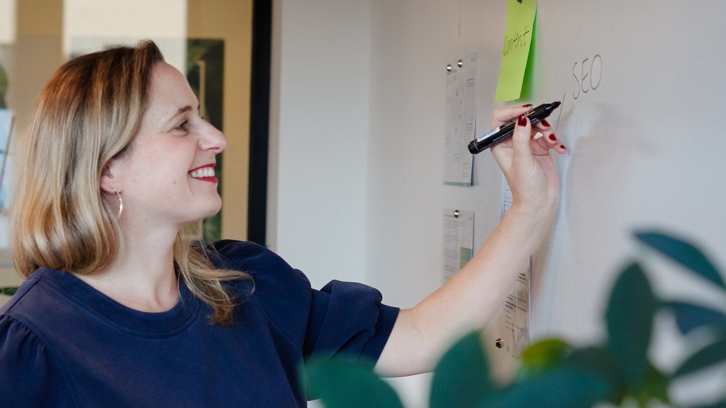 Tanja von mindshape schreibt an einem Whiteboard
