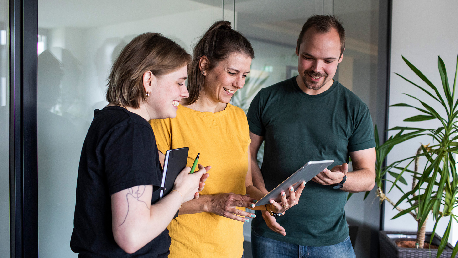Local SEO: Drei mindshape-Mitarbeiter:innen schauen auf ein Tablet